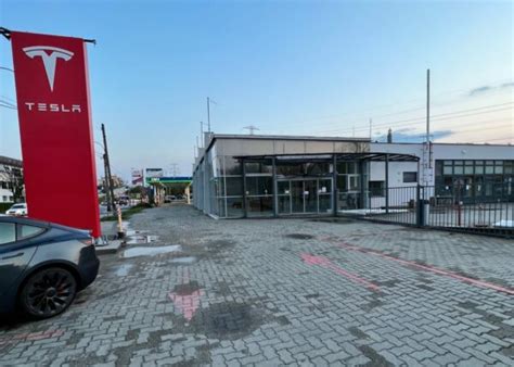 Tesla Showroom and Service Center in Budapest,。